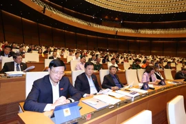 Lãnh đạo Đảng, Nhà nước và các Đại biểu Quốc hội tưởng niệm cán bộ chiến sỹ hy sinh và người dân tử nạn trong đợt mưa lũ vừa qua tại miền Trung. (Ảnh: Thống Nhất/TTXVN)