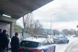 Cảnh sát Pháp tại hiện trường. (Ảnh: The Sun)