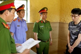 Đối tượng Dương Minh Phú tại cơ quan điều tra. (Ảnh: Văn Tý/TTXVN)