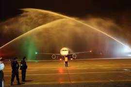 Máy bay Vietravel Airlines hạ cánh tại Cảng hàng không quốc tế Phú Bài. (Ảnh: Đỗ Trưởng/TTXVN)