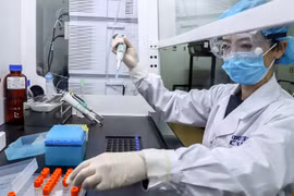 Phòng thí nghiệm nghiên cứu vắcxin của Sinopharm ở Bắc Kinh. (Ảnh: THX/AP)