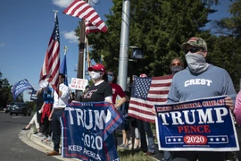 Người ủng hộ Tổng thống Trump bên ngoài bệnh viện Walter Reed. (Ảnh: AFP/TTXVN)