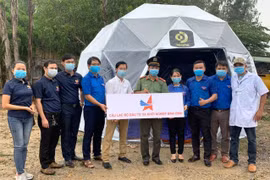 Tặng lều bạt dã chiến cho chốt kiểm soát dịch COVID-19 tại huyện Hoài nhơn, tỉnh Bình Định. (Ảnh: Nguyên Linh/TTXVN)