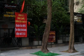 Hà Nội: Hàng quán đồng loạt dừng hoạt động, chợ dân sinh vẫn tấp nập