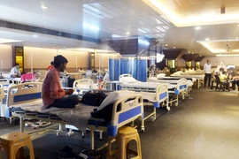 Bệnh nhân COVID-19 được điều trị tại bệnh viện dã chiến ở New Delhi. (Ảnh: THX/ TTXVN)