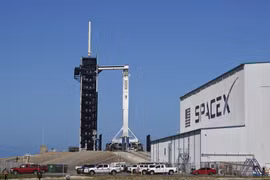 Tập đoàn SpaceX phóng tàu vũ trụ đưa 4 nhà du hành lên ISS