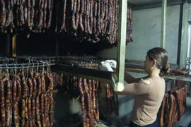 Đặc sản lạp xưởng Mường Khương.