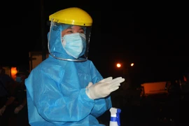 Các nhân viên y tế tại Đà Nẵng đã phải làm việc xuyên đêm trong nhiều ngày qua. (Ảnh: Văn Dũng/TTXVN)