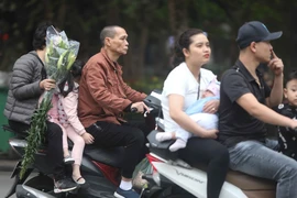 Người dân Thủ đô hối hả đi sắm đồ Tết trong ngày đầu tiên của kỳ nghỉ lễ. (Ảnh: Thanh Tùng/TTXVN)