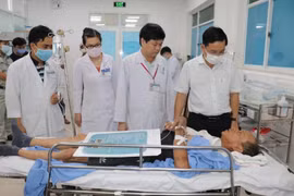 Lãnh đạo Sở Y tế Đồng Nai thăm hỏi những nạn nhân bị thương đang cấp cứu tại bệnh viện. (Ảnh: Sỹ Tuyên/TTXVN)