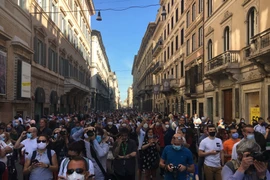 Người dân Italy tham dự lễ kỷ niệm Quốc khánh. (Ảnh: Huy Thông/TTXVN) 