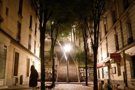 Pháp: Thủ đô Paris vắng bóng người do lệnh giới nghiêm mới