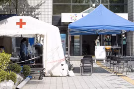Một điểm xét nghiệm COVID-19 tại trung tâm y tế ở Seoul. (Ảnh: Yonhap/ TTXVN)