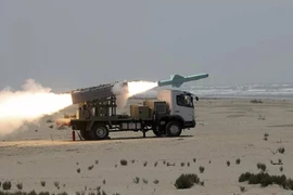 Cuộc tập trận của Iran ở khu vực eo biển Hormuz. (Ảnh: AP)