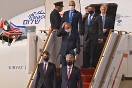 Phái đoàn Mỹ-Israel đặt chân xuống sân bay Abu Dhabi. (Ảnh: Sky News)