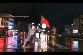 Nhân viên cảnh sát ung dung tập võ giữa đường để giữ ấm cơ thể
