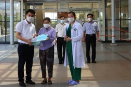 Các bệnh nhân khỏi bệnh được xuất viện ở Quảng Nam. (Ảnh: Trần Tĩnh/TTXVN)