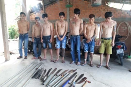 Các đối tượng cùng hung khí tự chế. (Ảnh: Hữu Chí/TTXVN)