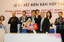 Lễ ký kết Biên bản ghi nhớ hợp tác giữa Amway Việt Nam và Trung tâm Thông tin, Tư vấn và Đào tạo. (Ảnh: Vietnam+)