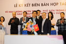 Lễ ký kết Biên bản ghi nhớ hợp tác giữa Amway Việt Nam và Trung tâm Thông tin, Tư vấn và Đào tạo. (Ảnh: Vietnam+)