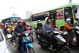 Lưu lượng giao thông ngày càng tăng tại các cửa ngõ của thủ đô, gây tắc cục bộ.(Ảnh: Danh Lam/TTXVN) 