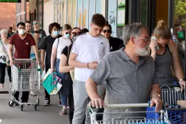 Người dân xếp hàng dài tại các siêu thị. (Ảnh: The Australian)