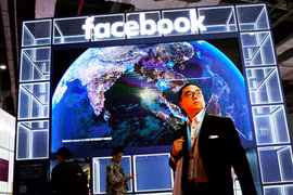 Facebook mạnh tay xóa tin giả mạo về virus corona. (Ảnh: Reuters)