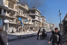 Khung cảnh sau một vụ không kích tại Idlib.