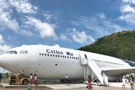 Chiếc máy bay hết hạn được tận dụng làm quán càphê. (Ảnh: Thairath)