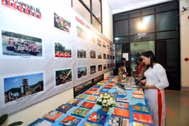 Gian trưng bày báo Xuân Canh Tý 2020 tại Điện Biên. (Ảnh: Phan Tuấn Anh/TTXVN) 