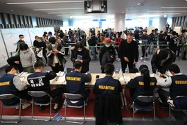 Kiểm tra y tế đối với hành khách tại sân bay quốc tế Incheon, Hàn Quốc. (Ảnh: Yonhap/ TTXVN)