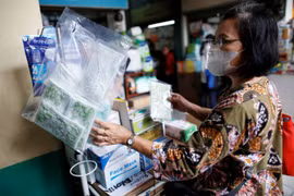 Người dân Jakarta mua sắm khẩu trang. (Ảnh: Reuters)
