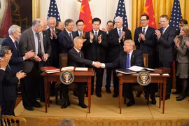 Tổng thống Mỹ Donald Trump và Phó Thủ tướng Trung Quốc Lưu Hạc. (Ảnh: THX/TTXVN)