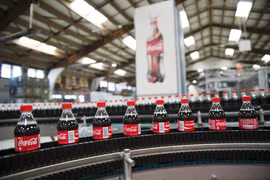 Dây chuyền sản xuất của Coca Cola. (Ảnh: NY Times)