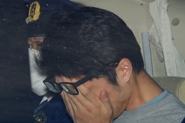 Takahiro Shiraishi bị cảnh sát áp tải. (Ảnh: Kyodo/Reuters)