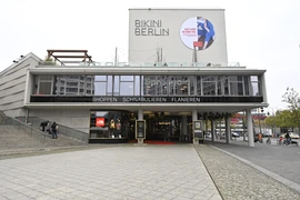 Cảnh vắng vẻ tại một trung tâm mua sắm ở Berlin. (Ảnh: AFP/TTXVN)