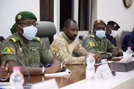 Cuộc đàm phán giữa nhóm đảo chính Mali và ECOWAS hồi tháng 8. (Ảnh: AFP/TTXVN)
