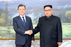 Nhà lãnh đạo Triều Tiên Kim Jong-un và Tổng thống Hàn Quốc Moon Jae-in. (Ảnh: Reuters)