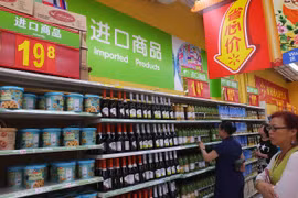 Một quầy hàng nhập khẩu trong siêu thị ở Trung Quốc. (Ảnh: VCG)