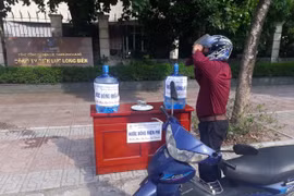 Điện lực Hà Nội cung cấp nước uống miễn phí cho người dân. (Ảnh: TTXVN)