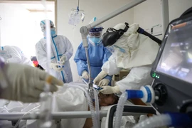 Điều trị cho bệnh nhân nhiễm COVID-19 tại Vũ Hán,Trung Quốc. (Ảnh: AFP/TTXVN)
