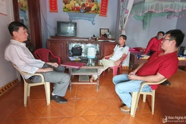 Ông Nguyễn Cảnh Trường trao đổi với cán bộ điện lực huyện Anh Sơn và Công ty Điện lực Nghệ An. (Ảnh: Báo Nghệ An)