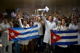 Các chuyên gia y tế Cuba lên đường hỗ trợ nước bạn đối phó với COVID-19. (Ảnh: Bloomberg)