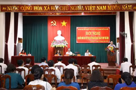 Bí thư Thành ủy Hà Nội Vương Đình Huệ tiếp xúc cử tri huyện Thường Tín. (Ảnh: Văn Điệp/TTXVN)