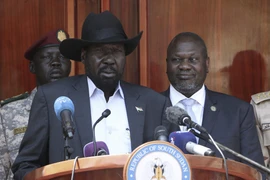 Tổng thống Nam Sudan Salva Kiir và thủ lĩnh đối lập Riek Machar (phải). (Ảnh: AFP/TTXVN)