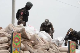 Afghanistan bắt giữ phiến quân chở 10 tấn thuốc nổ từ Pakistan