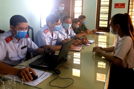 Xử phạt đối tượng đăng tải thông tin sai sự thật tại Thừa Thiên-Huế. (Ảnh: TTXVN phát)