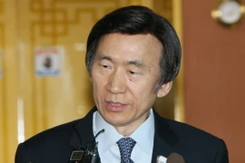 Ngoại trưởng Hàn Quốc Yun Byung-se trả lời báo giới tại thủ đô Seoul trước cuộc họp cấp chuyên viên Hàn-Nhật về vấn đề phụ nữ mua vui. (Nguồn: Yonhap/TTXVN)