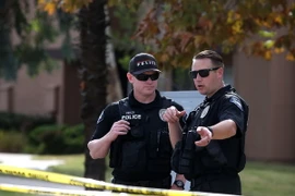 Cảnh sát Mỹ khám xét ngôi nhà của nghi phạm Syed Farook. (Nguồn: AFP/TTXVN)