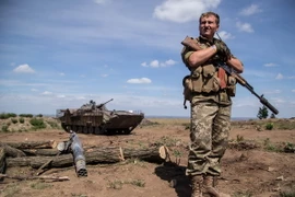 Binh sỹ Ukraine gác tại chốt quân sự gần làng Troitske, vùng Lugansk. (Nguồn: AFP/TTXVN)